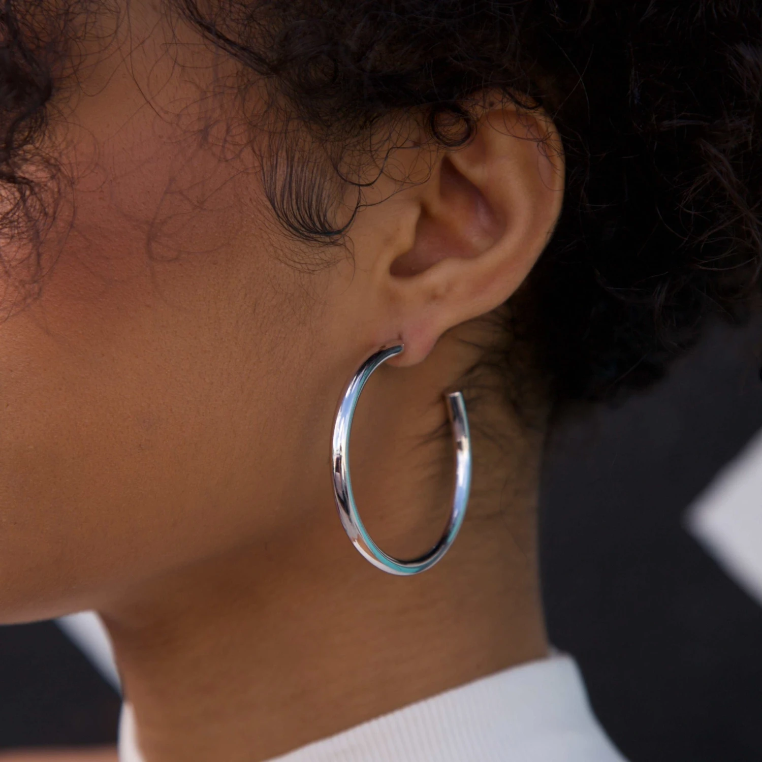 Medium Tube Hoop Earrings In White Gold 3 Medium Tube Hoop Earrings In White Gold - Image 3