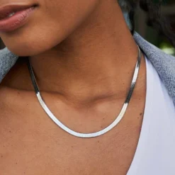 Herringbone Necklace In White Gold - 4mm