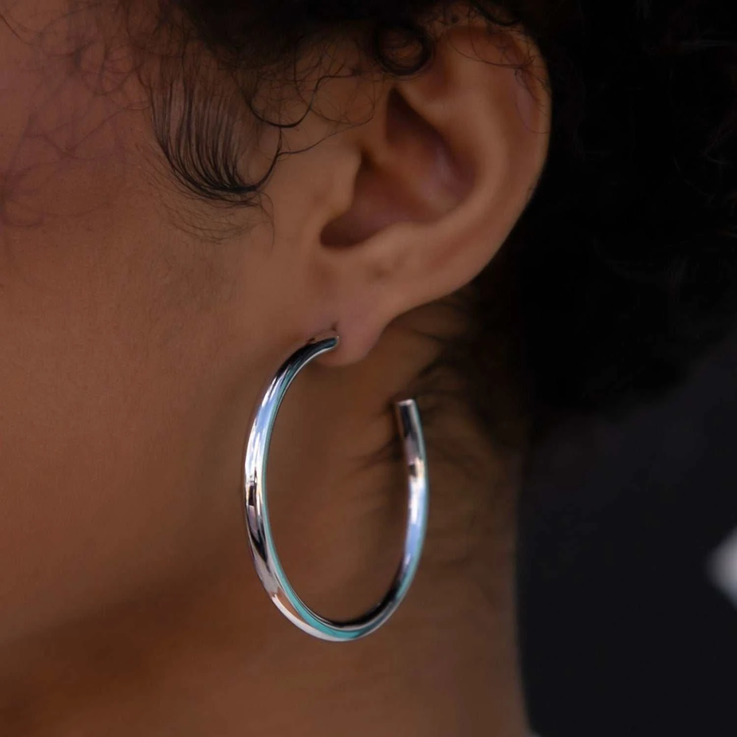 Medium Tube Hoop Earrings In White Gold 2 Medium Tube Hoop Earrings In White Gold - Image 2